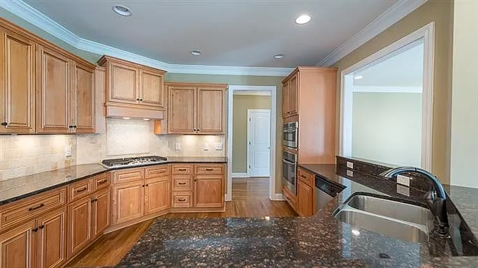 1381 Round Hill Ln — Photo 4