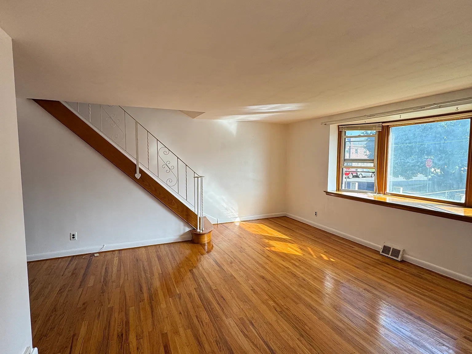 3 bed, 3.5 bath, 1476 sqft, $2,450 — Photo 2