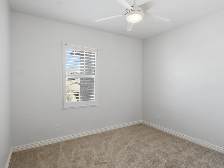 227 E Beatryce St — Photo 35