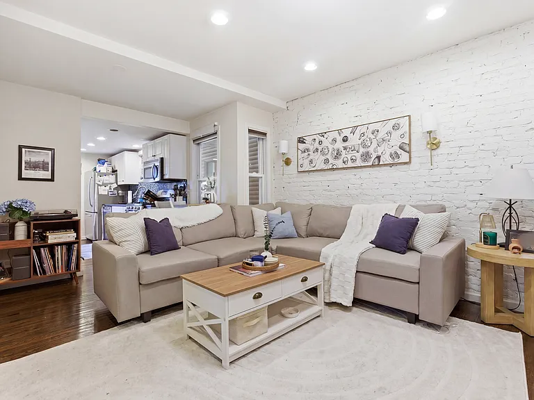 245 W 5th St #4 — Photo 2