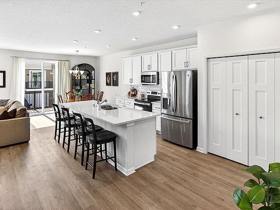 3rd image of 864 Roselyn Dr