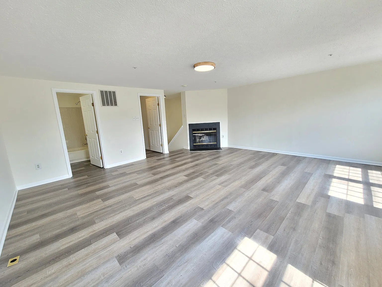 3 bed, 2.5 bath, 1600 sqft, $2,100 — Photo 2