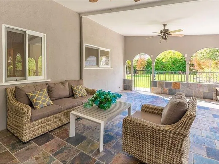 555 Sierra Madre Blvd — Photo 25