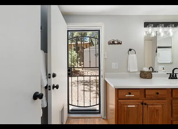 1300 N 22nd Dr — Photo 42