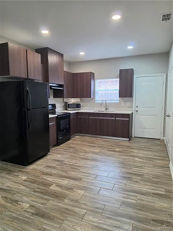 3 bed, 2.0 bath, 994 sqft, $1,200 — Photo 3