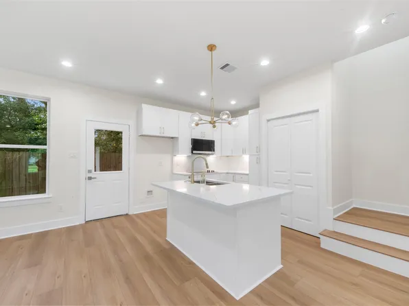 1275 Dewalt St, Houston, TX 77088