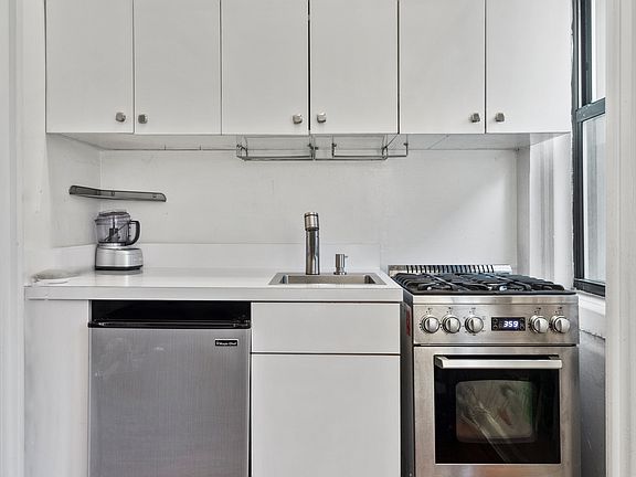 5th image of 339 E 58th St APT 4H