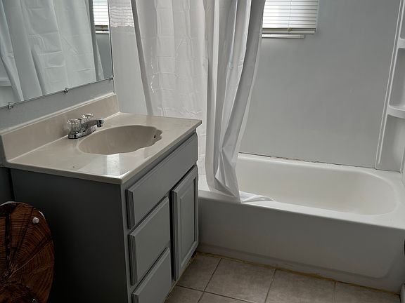 4th image of 207 N Stark St #209-5
