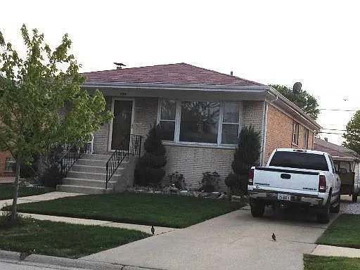 594 Escanaba Ave photo 1