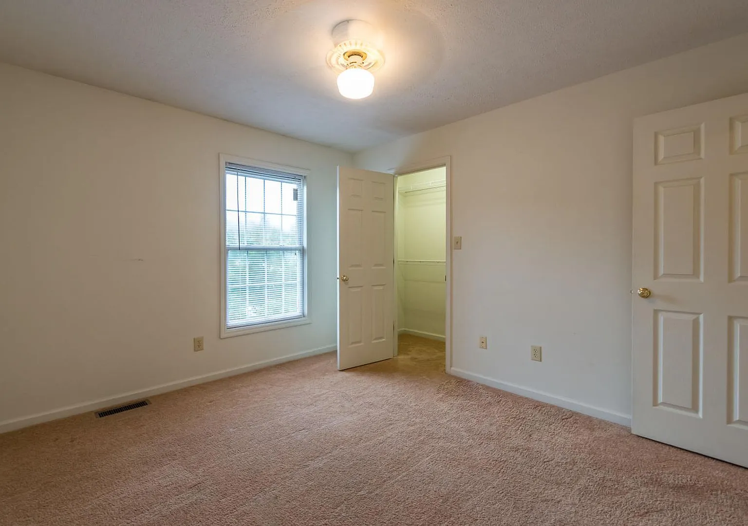 702 Sherwood Hills Dr. — Photo 4