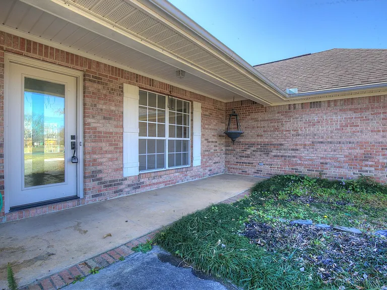 200 Hawthorne Cir — Photo 2