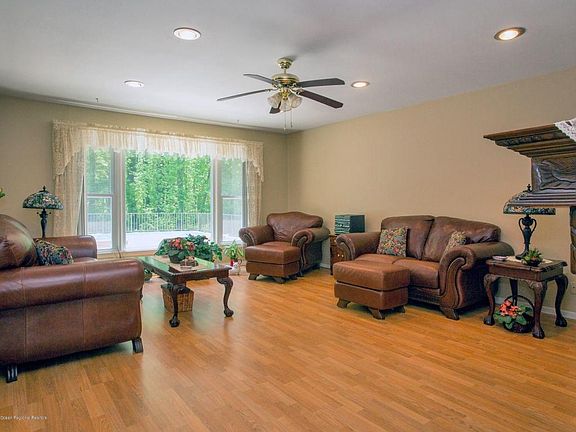 4th image of 19 Briar Hill Dr