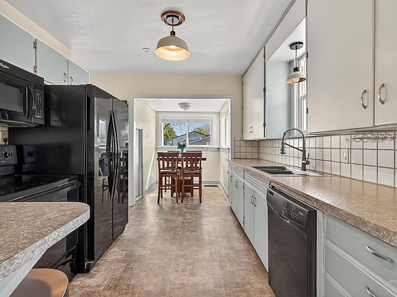 5th image of 921 3rd St