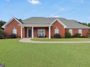 109 Natures Pointe Dr, Hampton, GA 30228