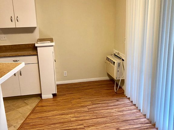 3rd image of 1633 Amberwood Dr APT 28