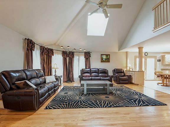 5th image of 10900 Royal Glen Dr