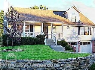 1000 NW Heatherwood Dr, Blue Springs, MO 64015