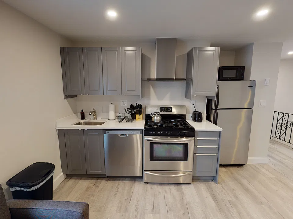 122 Buttonwood St #3R