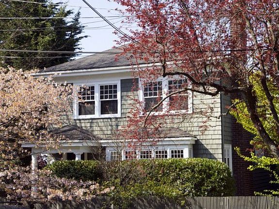 Walk to Volunteer Park from this gracious, elegant 1920â??s home in prime N Capitol Hill enclave. So