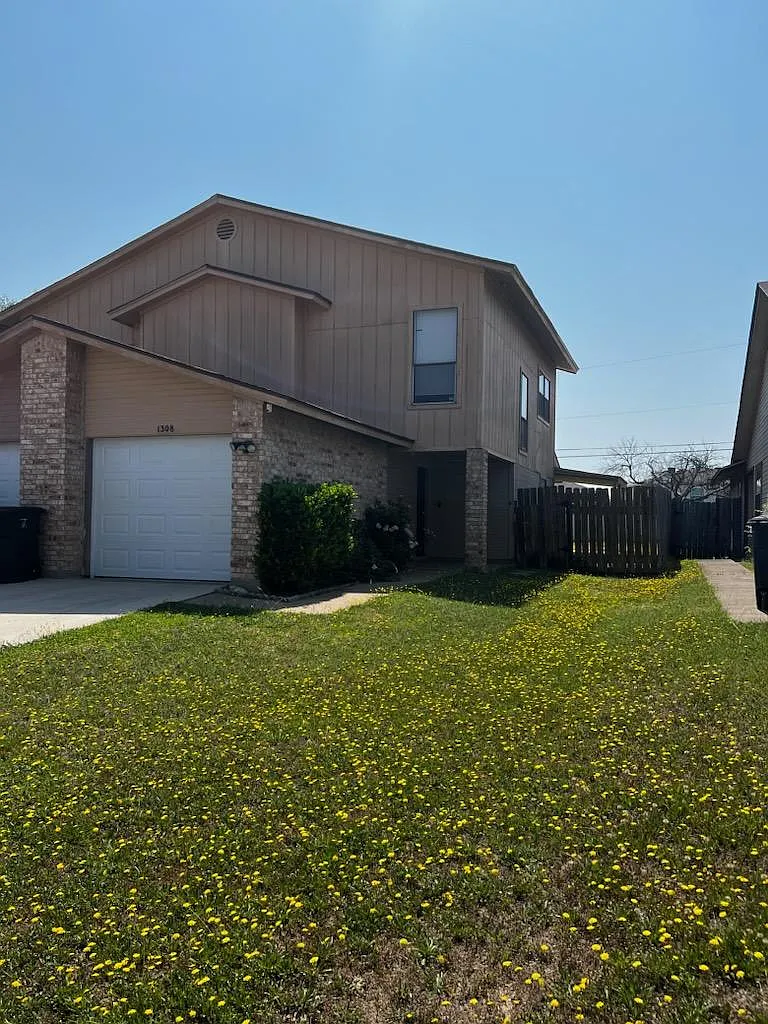 2 bed, 1.5 bath, 1016 sqft, $1,300 — Photo 1
