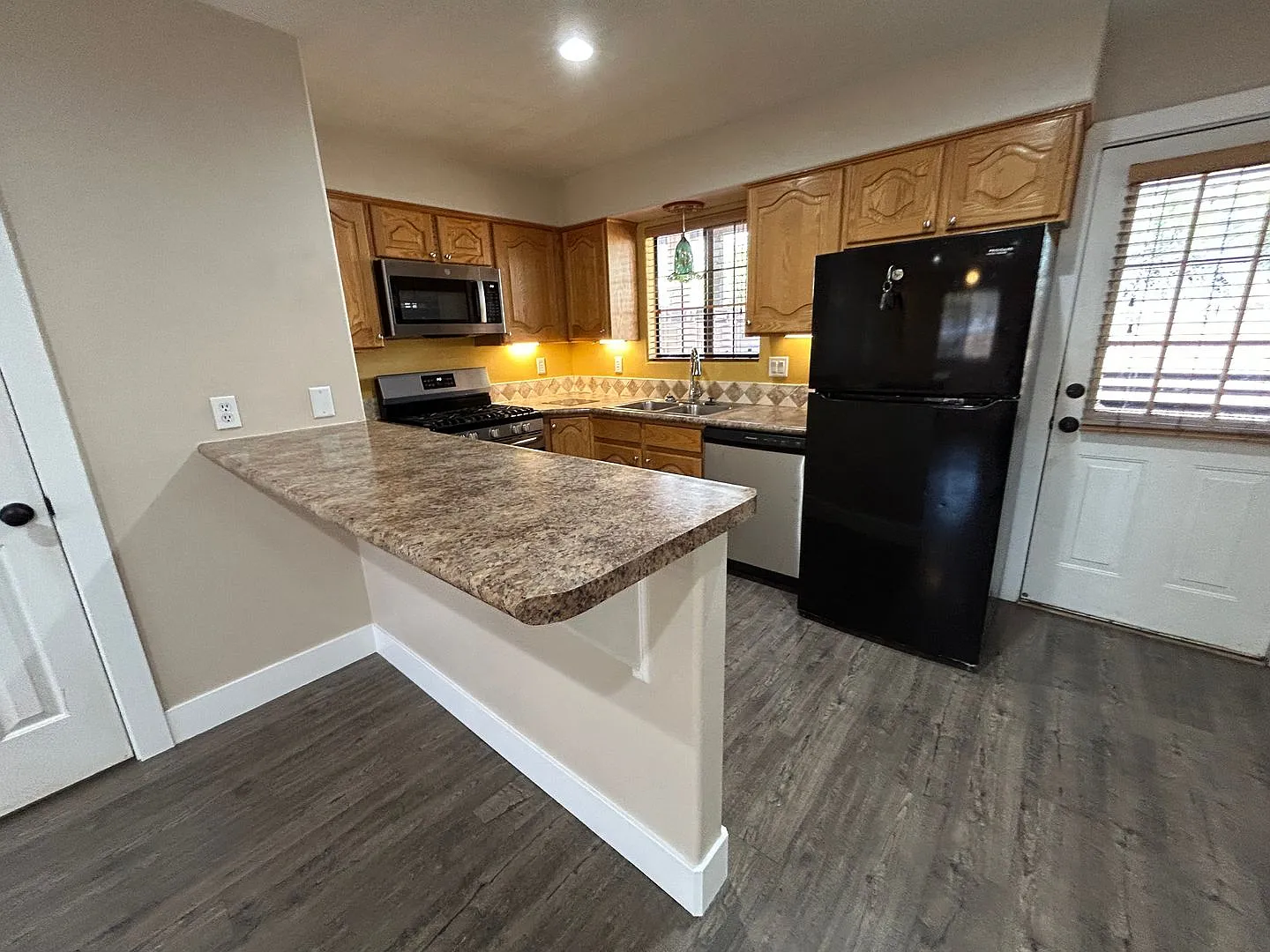 Available Now! - 2 Bed, 1.5 Bath with great community amenities and new kitchen appliances — Photo 2