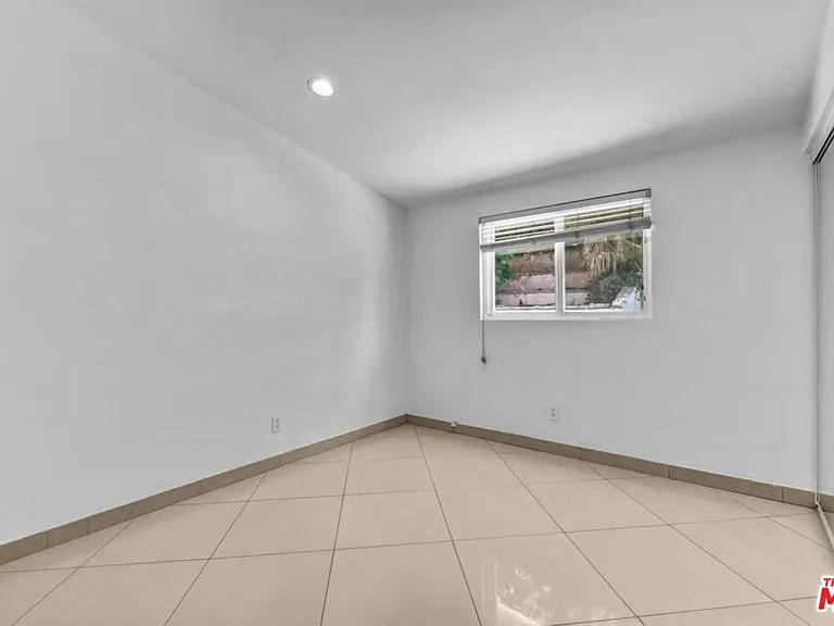 20746 Clarendon St — Photo 31