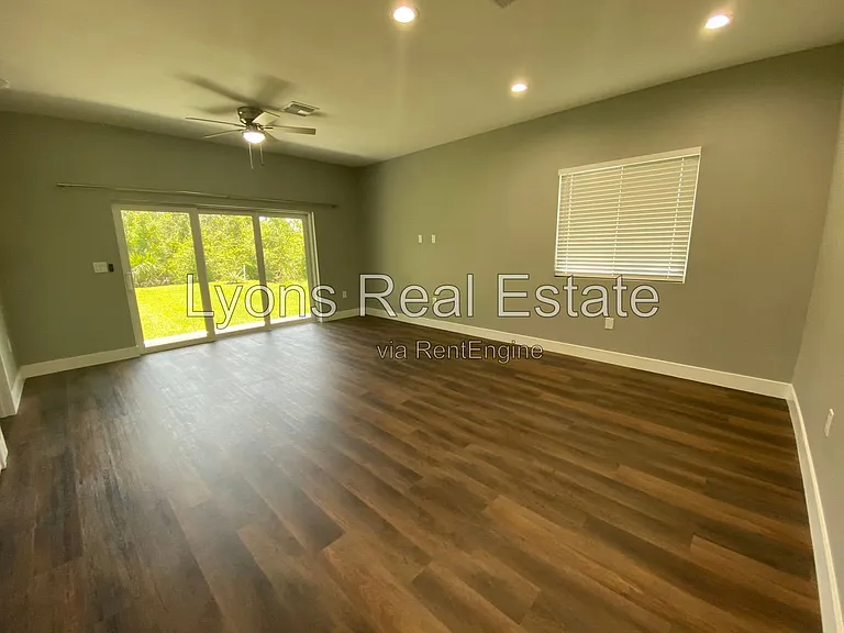 10398 Port Everglades St — Photo 16