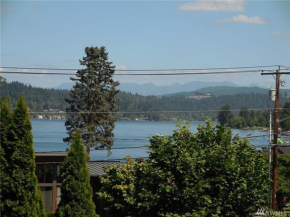 3rd image of 3947 W Lake Sammamish Pkwy SE