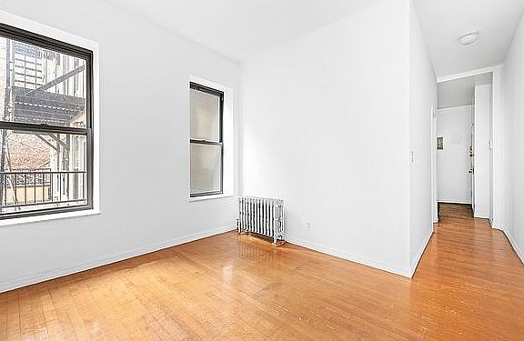 3rd image of 122 Saint Marks Pl APT 4