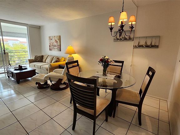 4th image of 2821 Somerset Dr APT 400