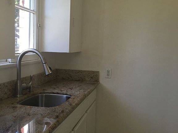 5th image of 1814 Oak St APT 2
