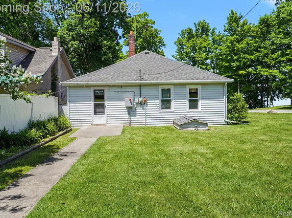 3931 S Shore Dr, Lapeer, MI 48446