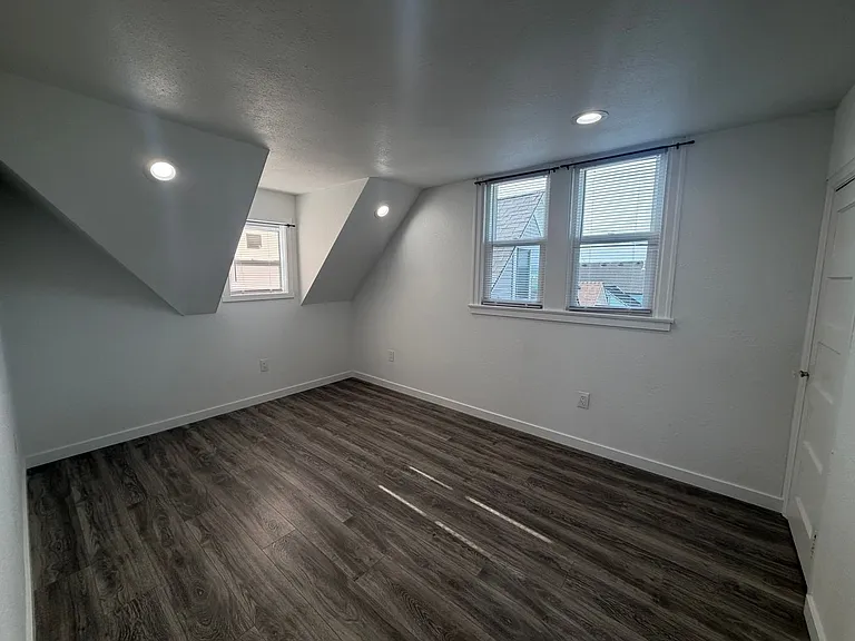 2222 Summit 4-Unit — Photo 9