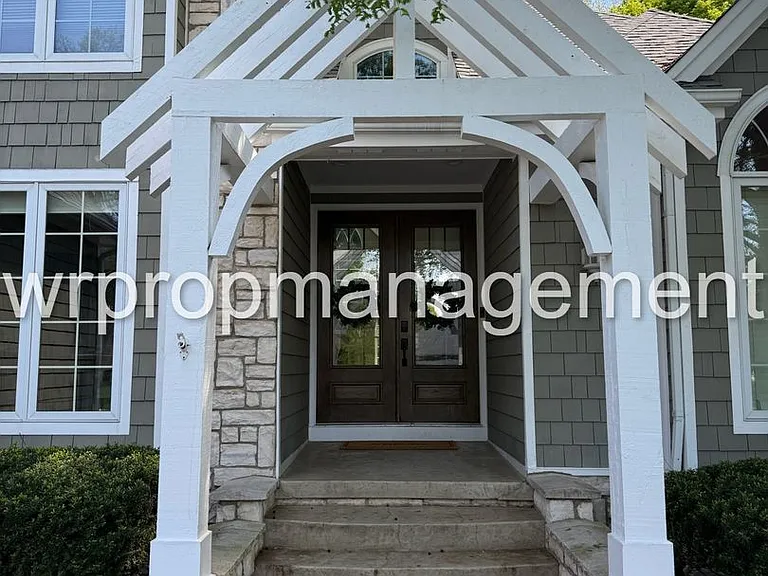 1379 Castlebury Dr — Photo 2