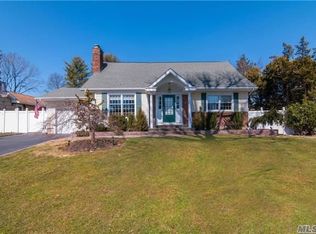 19 Stillman Rd, Glen Cove, NY 11542