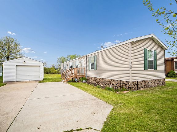 2nd image of 1860 SE Four Seasons Dr