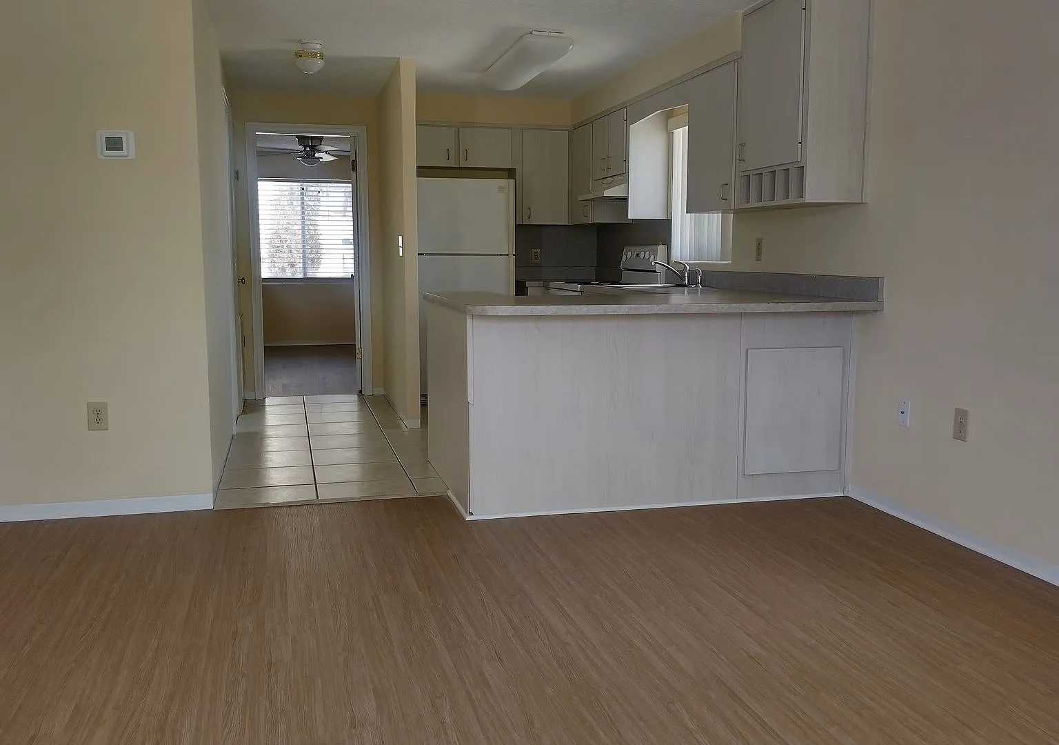 1 bedroom, 1 bathroom end unit condo beachside — Photo 2