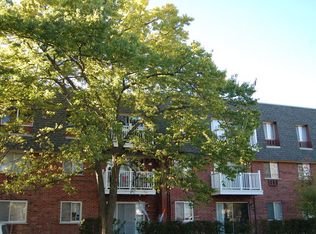 904 Ridge Sq, Elk Grove Village, IL 60007