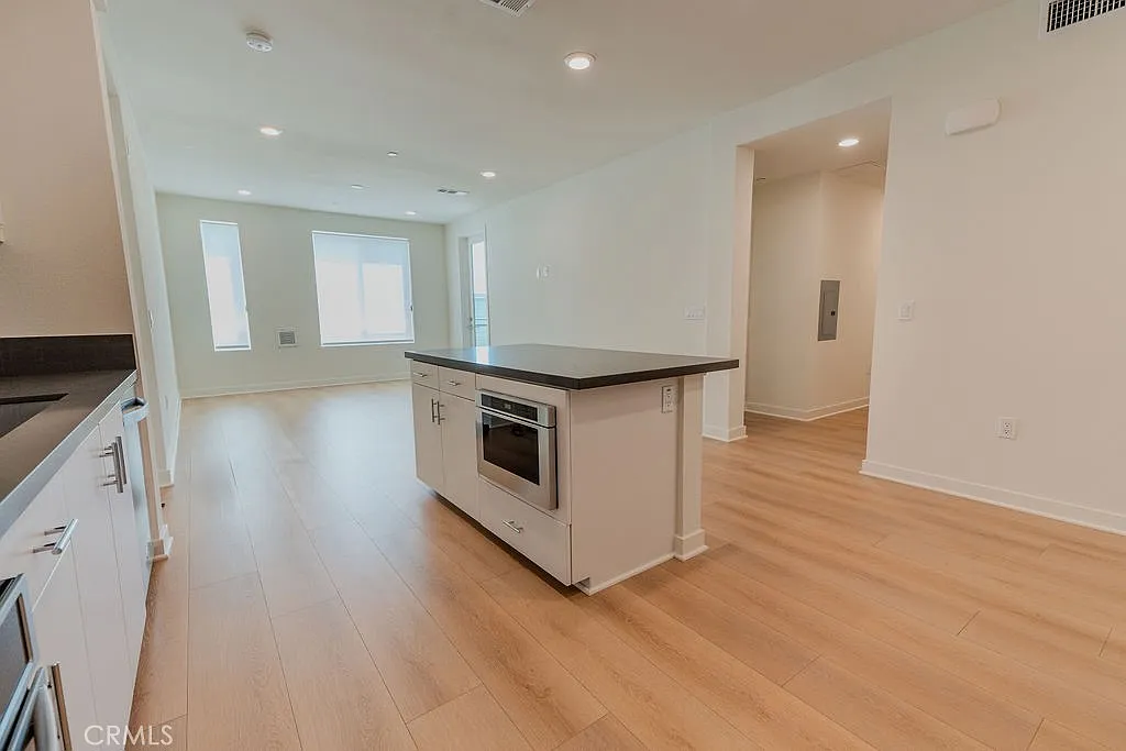 3 bed, 1483 sqft, $4,400 — Photo 4