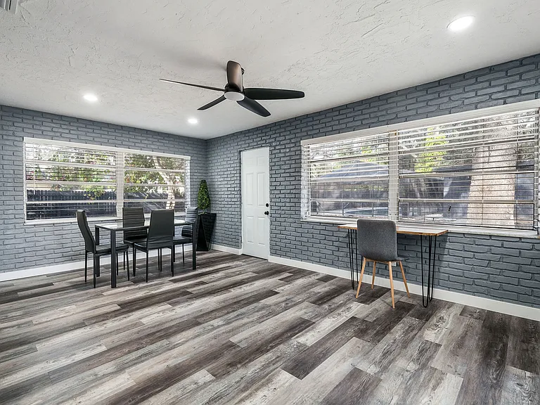 4303 W Woodlawn Ave — Photo 12