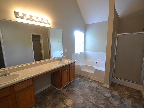 5th image of 1634 Village Place Cir NE