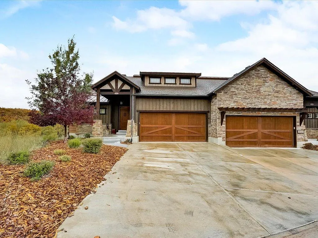 3 bed, 2.5 bath, 2700 sqft, $4,500 — Photo 1