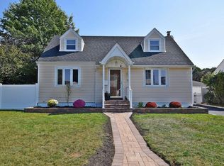 933 Stratford Dr, East Meadow, NY 11554