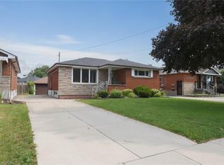 19 Nova Dr, Hamilton, ON L8T 2P4