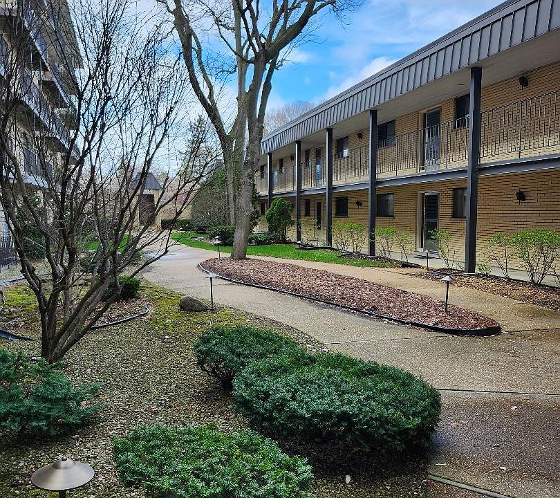 1st image of 6221 N Niagara Ave APT 305