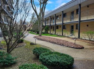 6221 N Niagara Ave APT 305, Chicago, IL 60631