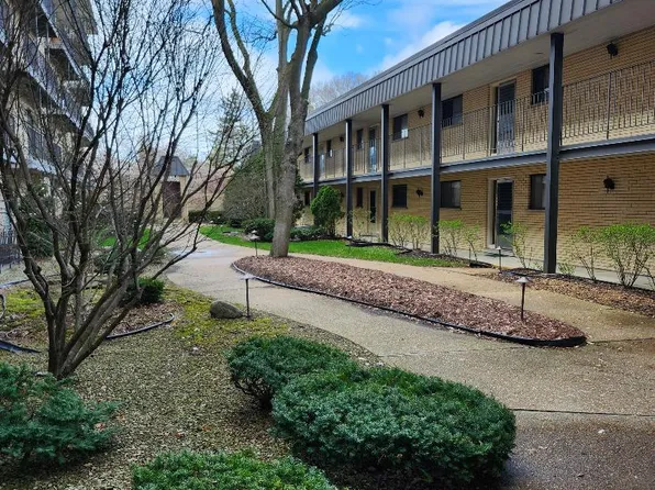 6221 N Niagara Ave APT 305, Chicago, IL 60631