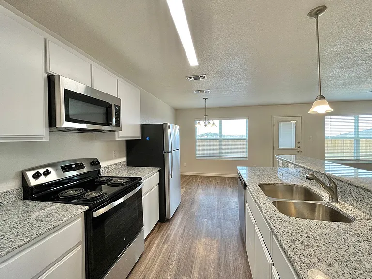 1708 Castroville Trl — Photo 38