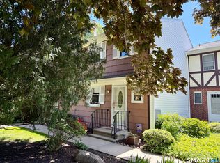 10 E Gate Ln #10, Hamden, CT 06514