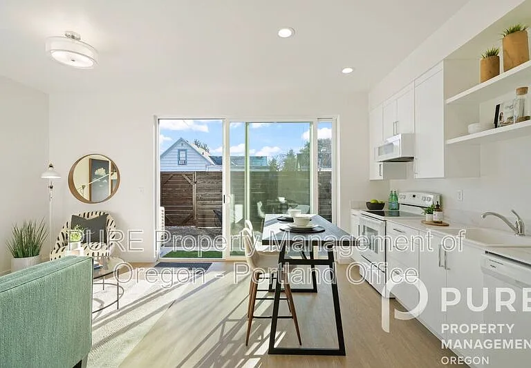 3736 NE Liberty Ter — Photo 1